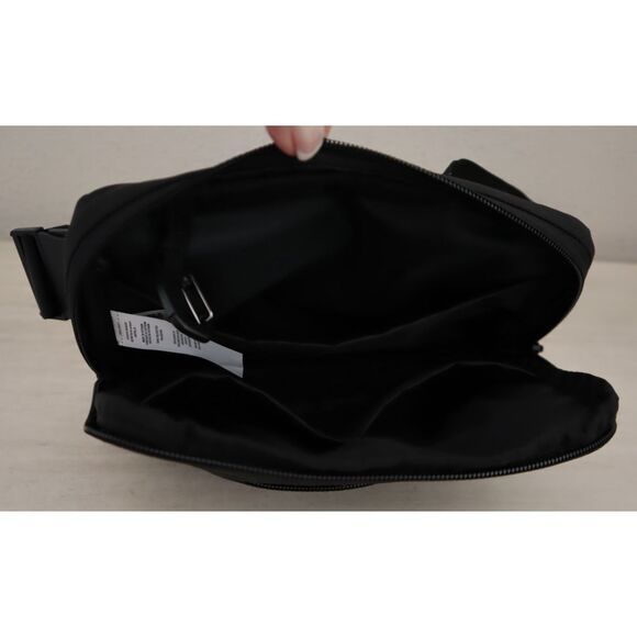 Under Armour 1378418-001 Unisex O/S Black/White UA Essential Crossbody Waist Bag - Picture 7 of 16